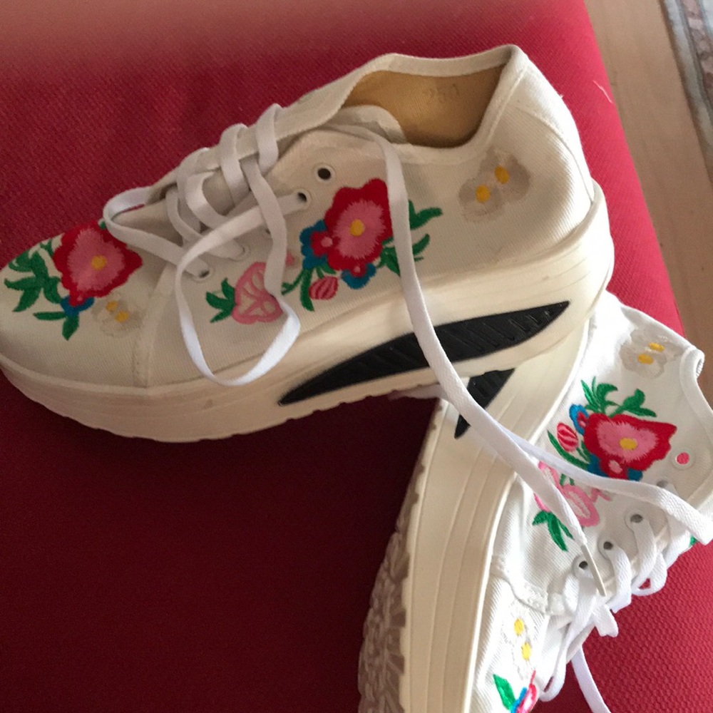 Canvas and embroidered sneakers rubber sole